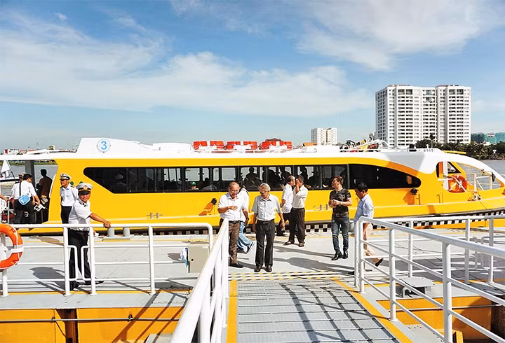 Hoạt động chính thức từ ngày 25-11, tuyến buýt đường thủy số 1 được đông đảo người dân thích thú đón nhận.