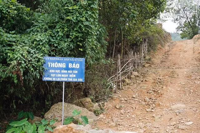 Biển cảnh báo sạt lở nguy hiểm trên núi Tán.
