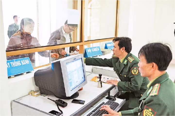 Khách du lịch làm thủ tục xuất nhập cảnh tại Cửa khẩu Tà Lùng (Cao Bằng). 