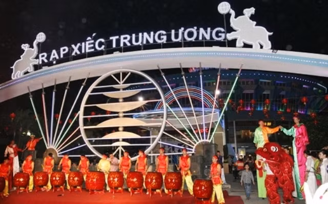 Các nghệ sĩ Liên đoàn Xiếc Việt Nam chuẩn bị cho Gala xiếc quốc tế 2016.