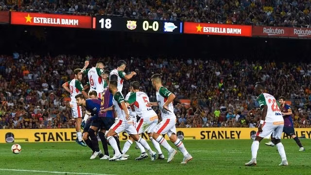 Pha sút phạt dưới chân các cầu thủ Alaves làm rào chắn của Messi đánh dấu cột mốc bàn thắng thứ 6 nghìn Barca đã có được ở La Liga. (Ảnh: Getty Images)