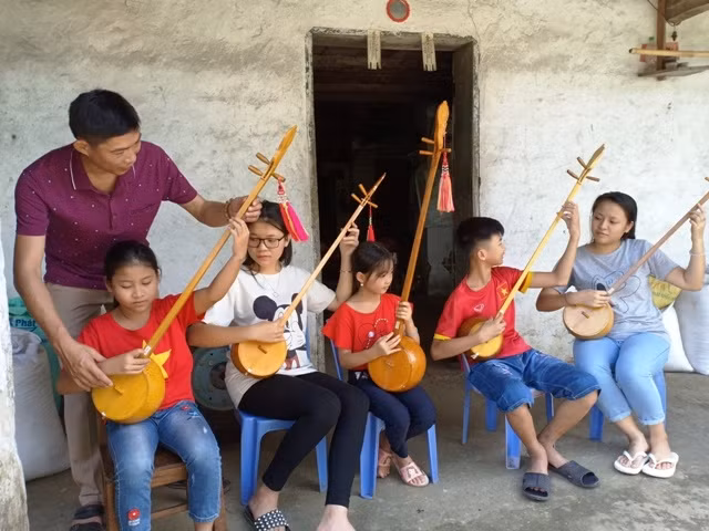 Anh Mã Trung Trực dạy hát Then cho các học viên.