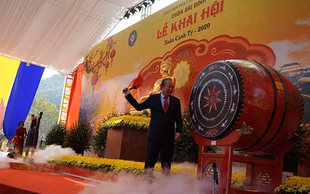 Phó Thủ tướng Thường trực Chính phủ Trương Hòa Bình đánh trống khai hội chùa Bái Đính.