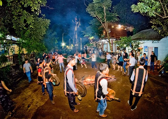Biểu diễn cồng chiêng tại khu ẩm thực Ba Zan, làng Chuết, TP Plây Cu (Gia Lai).