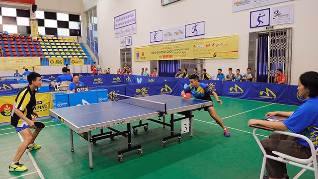 Trận thi đấu tại nội dung đồng đội nam giữa CLB Hà Nội 1 và CLB T&T 2. Ảnh: DUY LINH