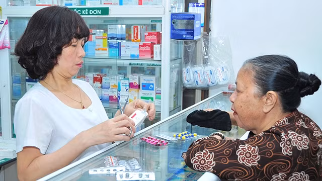 Thói quen mua kháng sinh không cần đơn của một bộ phận người dân làm cho tình trạng kháng thuốc trở nên trầm trọng. Ảnh: HẢI NGUYỄN