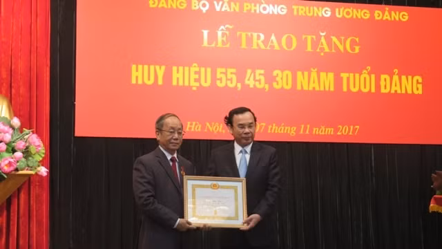 Đồng chí Nguyễn Văn Nên, Bí thư T.Ư Đảng, Chánh Văn phòng T.Ư Đảng trao Huy hiệu 55 năm tuổi Đảng tặng đồng chí Phan Diễn, nguyên: Ủy viên Bộ Chính trị, Thường trực Ban Bí thư.
