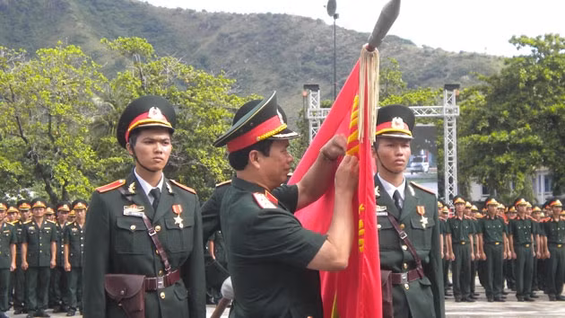 Trao Huân chương Lao động hạng ba cho nhà trường.