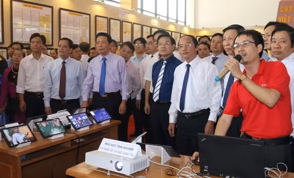 Các đại biểu tham dự triển lãm.