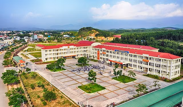 Trường THPT Đầm Hà, tỉnh Quảng Ninh được đầu tư xây dựng khang trang. Ảnh: HÙNG SƠN