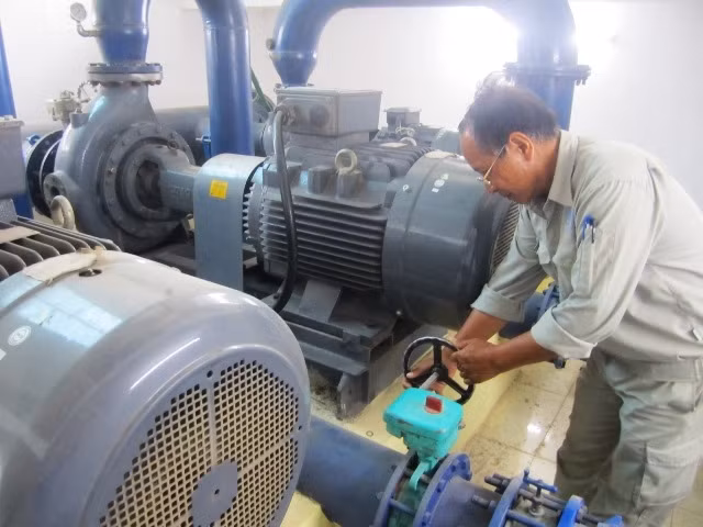 Vận hành sản xuất nước tại Nhà máy sản xuất nước sạch Dạ Trạch của Công ty cổ phần xây dựng Huy Phát.