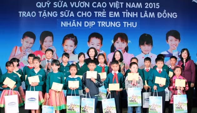 Các đại biểu trao tặng sữa và học bổng cho học sinh nghèo vượt khó tỉnh Lâm Đồng.