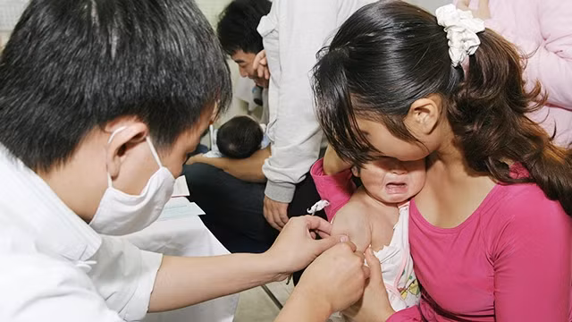 Bệnh viêm màng não mô cầu nguy hiểm nhưng có thể dự phòng bằng cách tiêm vaccine.