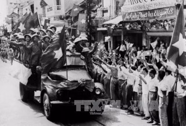 Đại đoàn quân ta từ các cửa ô tiến vào giải phóng Thủ đô. Ảnh: Tư liệu TTXVN.