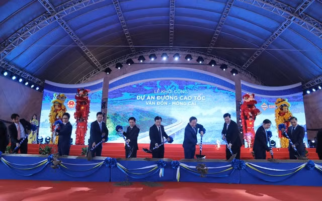 Các đại biểu động thổ cao tốc Vân Đồn - Móng Cái.