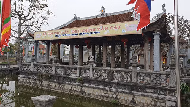 Đã có yêu cầu tháo dỡ từ giữa năm 2018, nhưng đến nay các bảng, biển tự ý đặt nội dung của phủ Vân Cát vẫn tồn tại ngang nhiên.