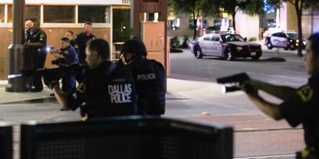 Cảnh sát Mỹ tấn công vây bắt thủ phạm trong vụ xả súng tại Dallas. (Nguồn: AP) 