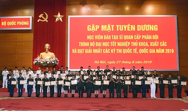 Thượng tướng Phan Văn Giang và Thượng tướng Nguyễn Trọng Nghĩa chụp ảnh lưu niệm với các học viên đào tạo sĩ quan cấp phân đội trình độ đại học tốt nghiệp thủ khoa, xuất sắc và đạt giải nhất các kỳ th