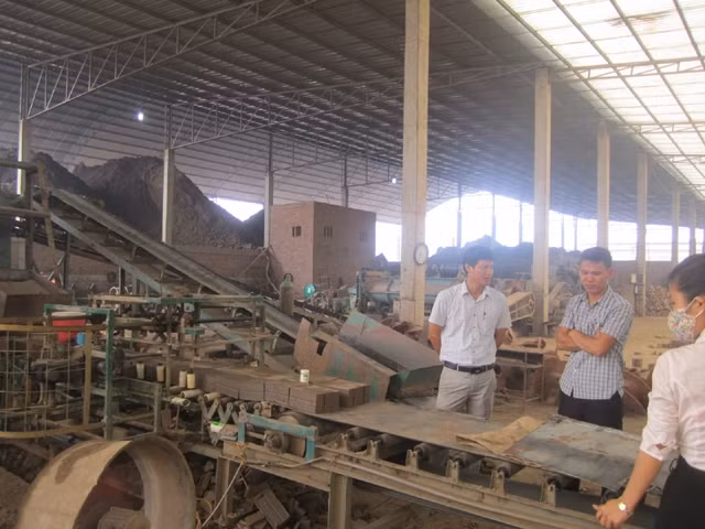 Sản xuất gạch tại lò gạch hoffman của Công ty Đại Nam.