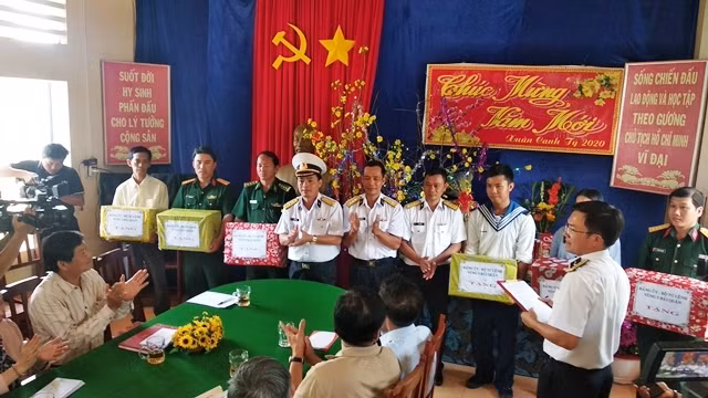 Đại tá Lê Xuân Phong, Phó Chính ủy, Bộ Tư lệnh vùng 5 Hải quân, trao quà cho các đơn vị đóng trên đảo Hòn Đốc.