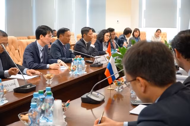 Bộ trưởng Công thương Trần Tuấn Anh cùng đoàn công tác làm việc với Bộ trưởng phụ trách thương mại của Ủy ban Kinh tế Á – Âu (EEC), bà Nilishina Veronika Olegovna và các cán bộ Nga.