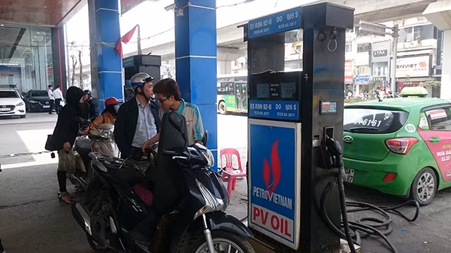 Khách hàng mua xăng tại một cửa hàng xăng dầu trên đường Nguyễn Trãi (quận Thanh Xuân, Hà Nội).