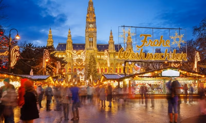 Khu chợ Giáng sinh ở Thủ đô Vienna, Áo, rực rỡ ánh đèn. (Ảnh: Getty Images)