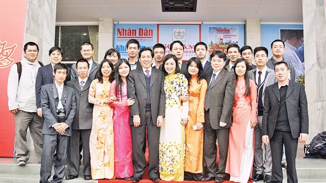 Cán bộ, phóng viên ban Nhân Dân điện tử chụp ảnh lưu niệm với đồng chí Thuận Hữu, Ủy viên T.Ư Đảng, Tổng Biên tập Báo Nhân Dân tại lễ kỷ niệm 60 năm Báo Nhân Dân ra số đầu.