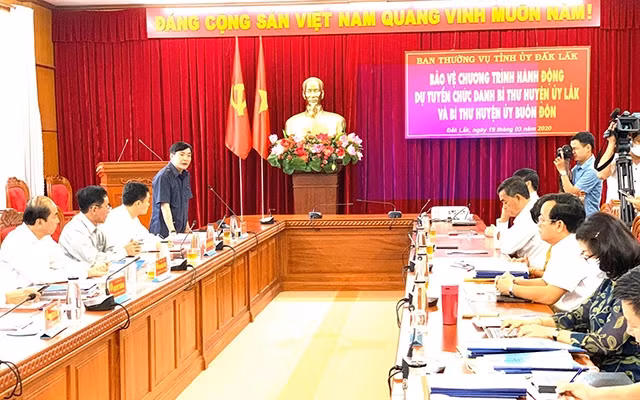 Đồng chí Bùi Văn Cường, Ủy viên Trung ương Đảng, Bí thư Tỉnh ủy Đắk Lắk phát biểu khai mạc kỳ tuyển chọn Bí thư Huyện ủy Lắk và Buôn Đôn.