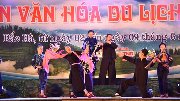 Biểu diễn nghệ thuật dân tộc bản địa tại lễ khai mạc Tuần Văn hóa - Du lịch Bắc Hà 2018.