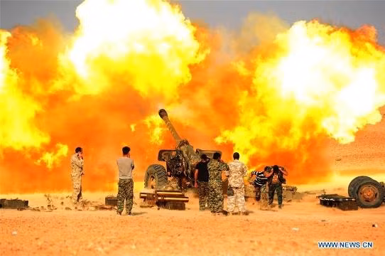 Các binh sĩ thuộc quân đội Syria nã pháo vào các vị trí của IS gần thành phố al-Bukamal, ở vùng ngoại ô tỉnh Deir al-Zour, ngày 10-11-2017. (Ảnh: Xinhua) 