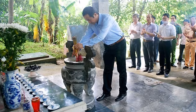 Phó Bí thư Thường trực Tỉnh ủy Quảng Bình Trần Công Thuật dâng hương viếng các Liệt sĩ Hang Lèn Hà.