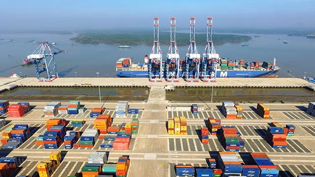 Cảng biển, dịch vụ hậu cần cảng là hai trong năm trụ cột kinh tế được tỉnh Bà Rịa - Vũng Tàu khuyến khích các doanh nghiệp đầu tư. Trong ảnh: Một góc cảng Cái Mép.