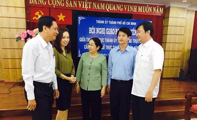 Phó Bí thư Thành ủy TP Hồ Chí Minh Võ Thị Dung trao đổi với lãnh đạo Cục thuế thành phố.
