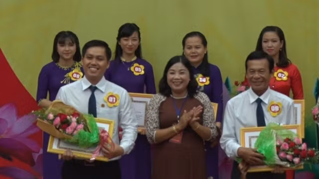 Trao thưởng cho các thí sinh đạt giải