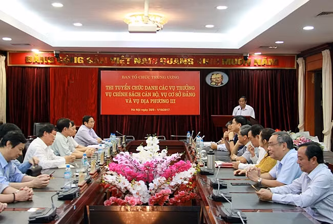 Nhằm từng bước đổi mới quy trình tuyển chọn, bổ nhiệm cán bộ lãnh đạo, quản lý theo chủ trương của Bộ Chính trị, Ban Tổ chức T.Ư đã đi đầu, tổ chức thi tuyển chức danh vụ trưởng.