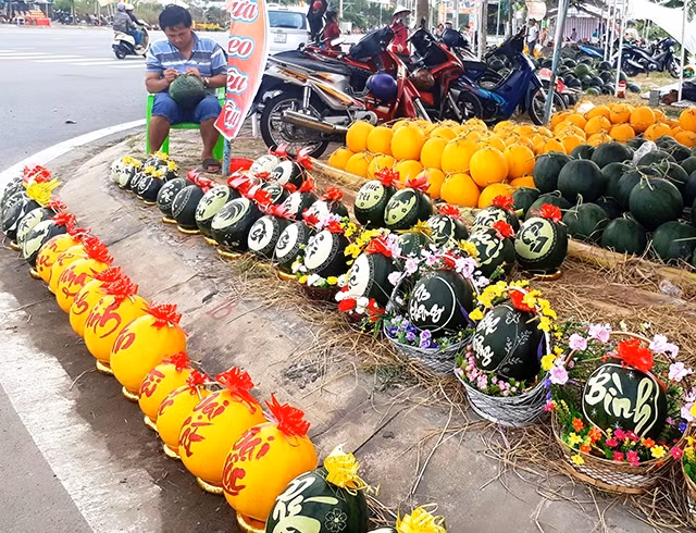 Dưa hấu các loại được chạm, khắc hoa văn và nhiều biểu tượng may mắn.