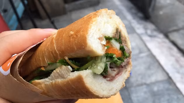 Bánh mì là món rất phổ biến với người Việt, có nhiều biến tấu khác nhau.