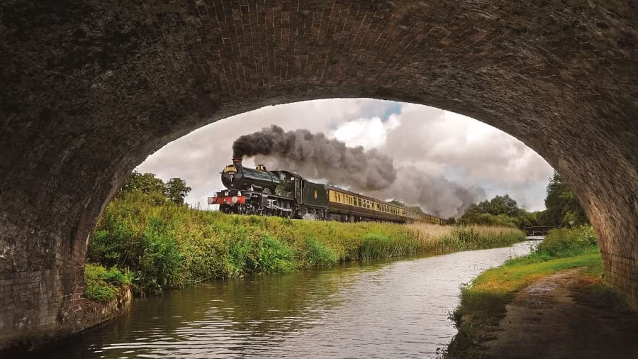 Đoàn tàu GWR Castle Số 5043, Bá tước núi Edgcumbe băng qua Crofton, trên nền thiên nhiên Anh Quốc.