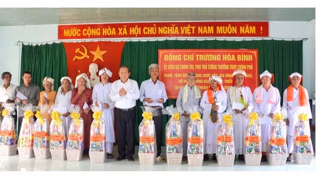 Phó Thủ tướng Trương Hòa Bình trao quà Tết cho các chức sắc, gia đình chính sách, hộ nghèo đồng bào dân tộc thiểu số ở huyện Hàm Thuận Bắc, Bình Thuận.