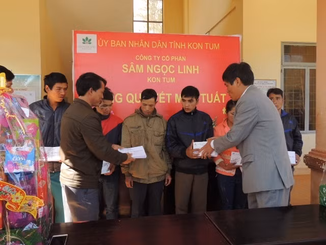 Tặng quà người dân vùng căn cứ cách mạng huyện Tu Mơ Rông, Kon Tum.