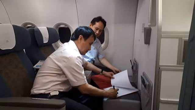 Giáo sư Phạm Như Hiệp - Giám đốc Bệnh viện Trung ương Huế và PGĐ Trung tâm ĐPGTQG Nguyễn Hoàng Phúc thực hiện ký các thủ tục liên quan đến trái tim ngay trên máy bay.