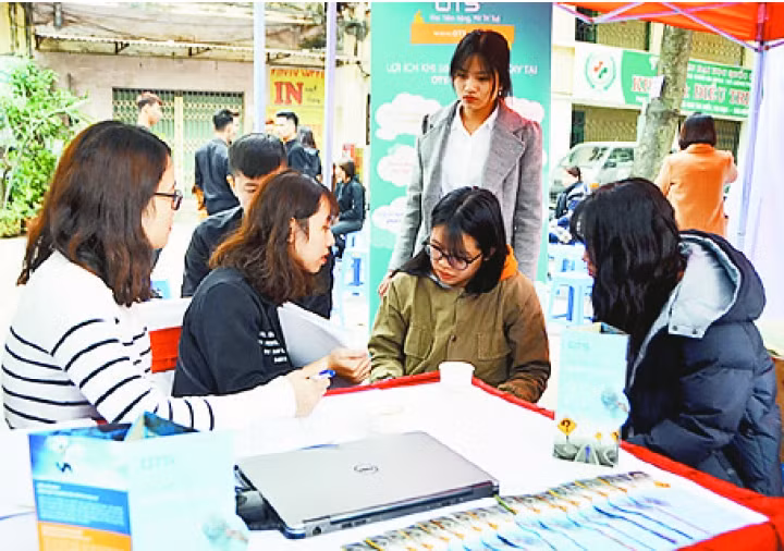 Học sinh, sinh viên tham gia Ngày hội hướng nghiệp và việc làm năm 2017. Ảnh: HOÀNG MINH
