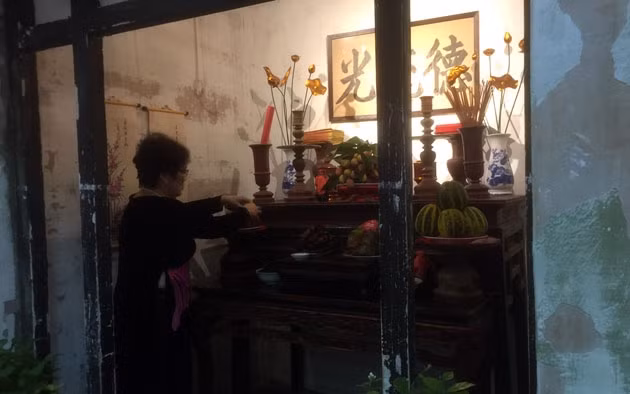 Nghệ nhân Ánh Tuyết bày đồ lễ tượng trưng cho Tết Đoan Ngọ.