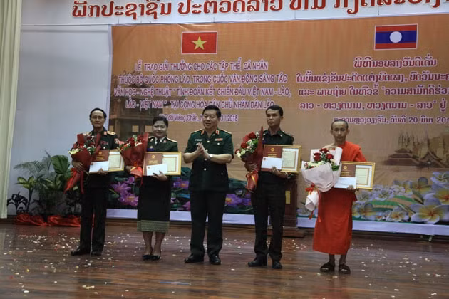Thượng tướng Nguyễn Trọng Nghĩa (giữa) trao giải cho bốn tác giả đạt giải A.