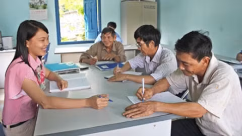 rí thức trẻ Phạm Thị Thúy Ngân về làm Phó Chủ tịch UBND xã Đa Lộc (Đồng Xuân, Phú Yên) hướng dẫn người dân kê khai hộ tịch, hộ khẩu.