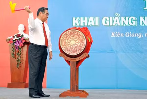 Đồng chí Lê Hồng Anh đánh trống khai giảng năm học mới.