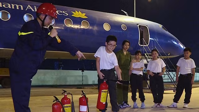 Các học viên "nhí" được hướng dẫn cách sử dụng phương tiện chữa cháy.