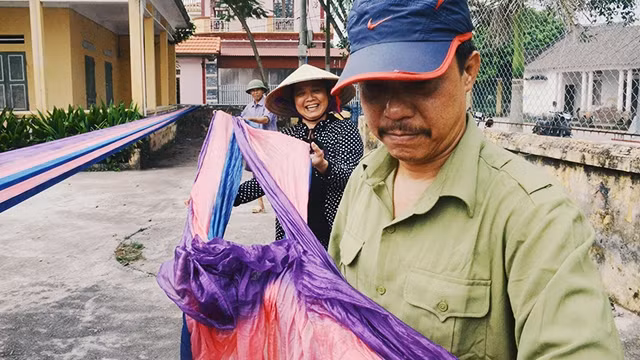 Người dân làng lụa Nha Xá cho biết trong xóm chỉ có một người bán tơ lụa cho Khaisilk với số lượng rất ít. Ảnh NGỌC THẮNG