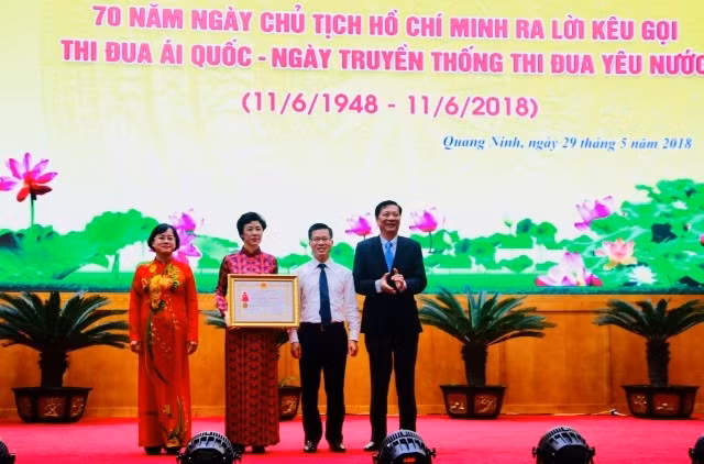 Trao Huy chương của Chủ tịch nước cho tập thể Ban Thi đua khen thưởng tỉnh Quảng Ninh đã có thành tích xuất sắc trong phong trào thi đua yêu nước.
